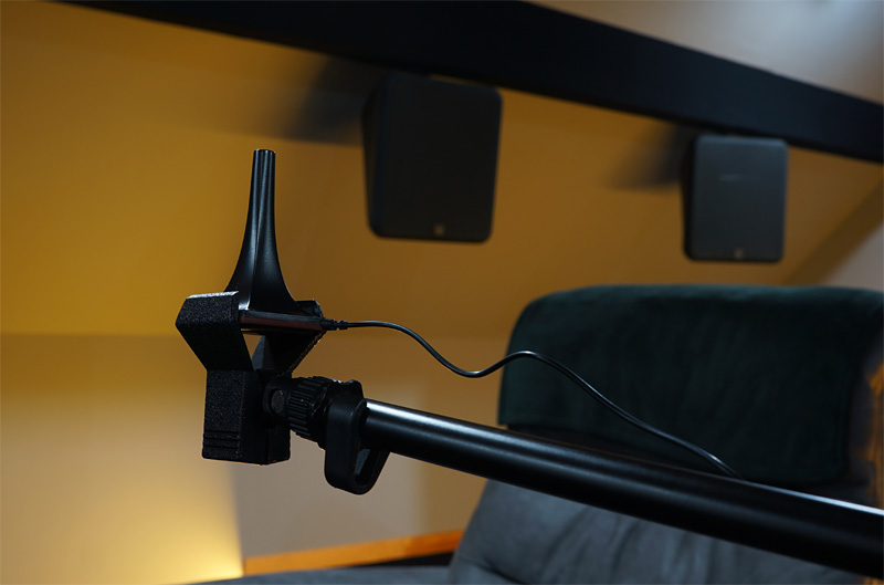Micro de mesure sur pied devant les enceintes surround