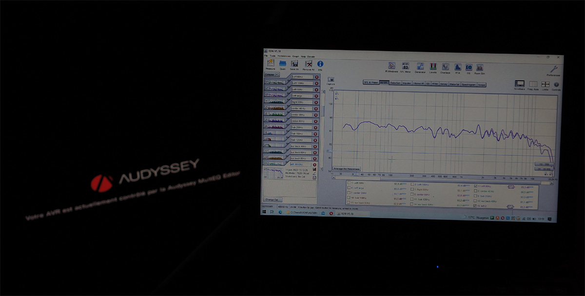 Mesures REW affichées à l'écran et calibration Audyssey MultEQ en cours dans la vraie salle