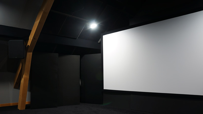 Écran de projection acoustiquement transparent et panneaux acoustiques de la vraie salle