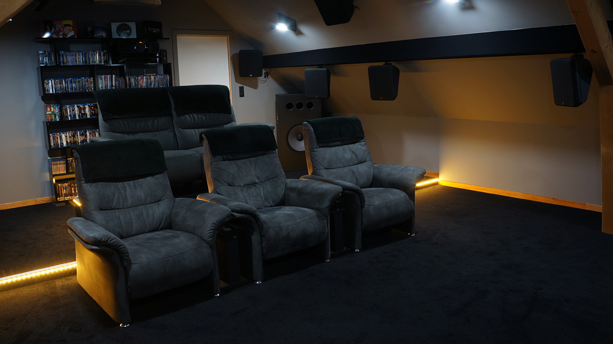 Salle de cinéma privée : rangées de fauteuils et éclairage LED d'ambiance