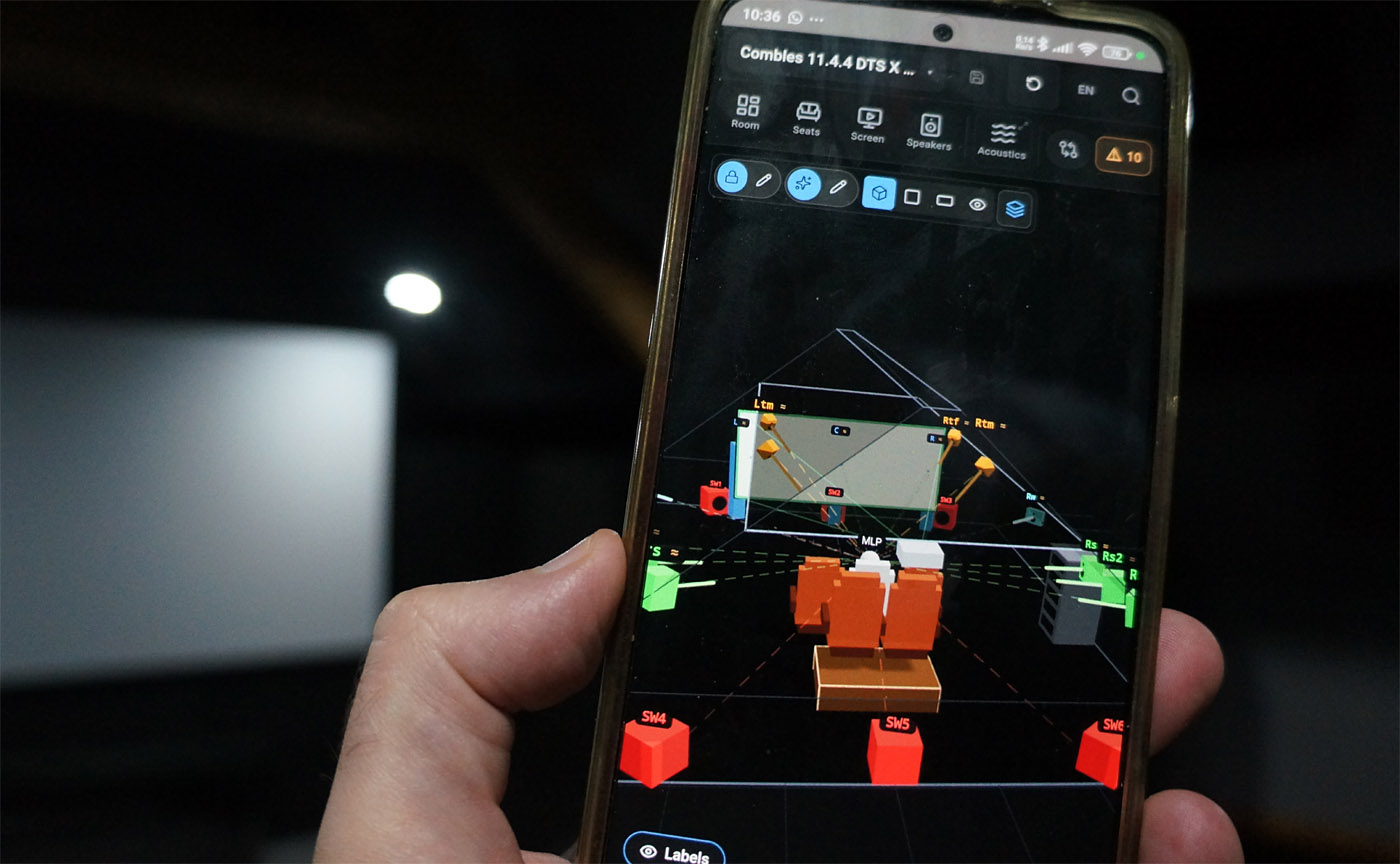 HTM affiché sur un smartphone tenu en main, la vue 3D de la salle à l'écran