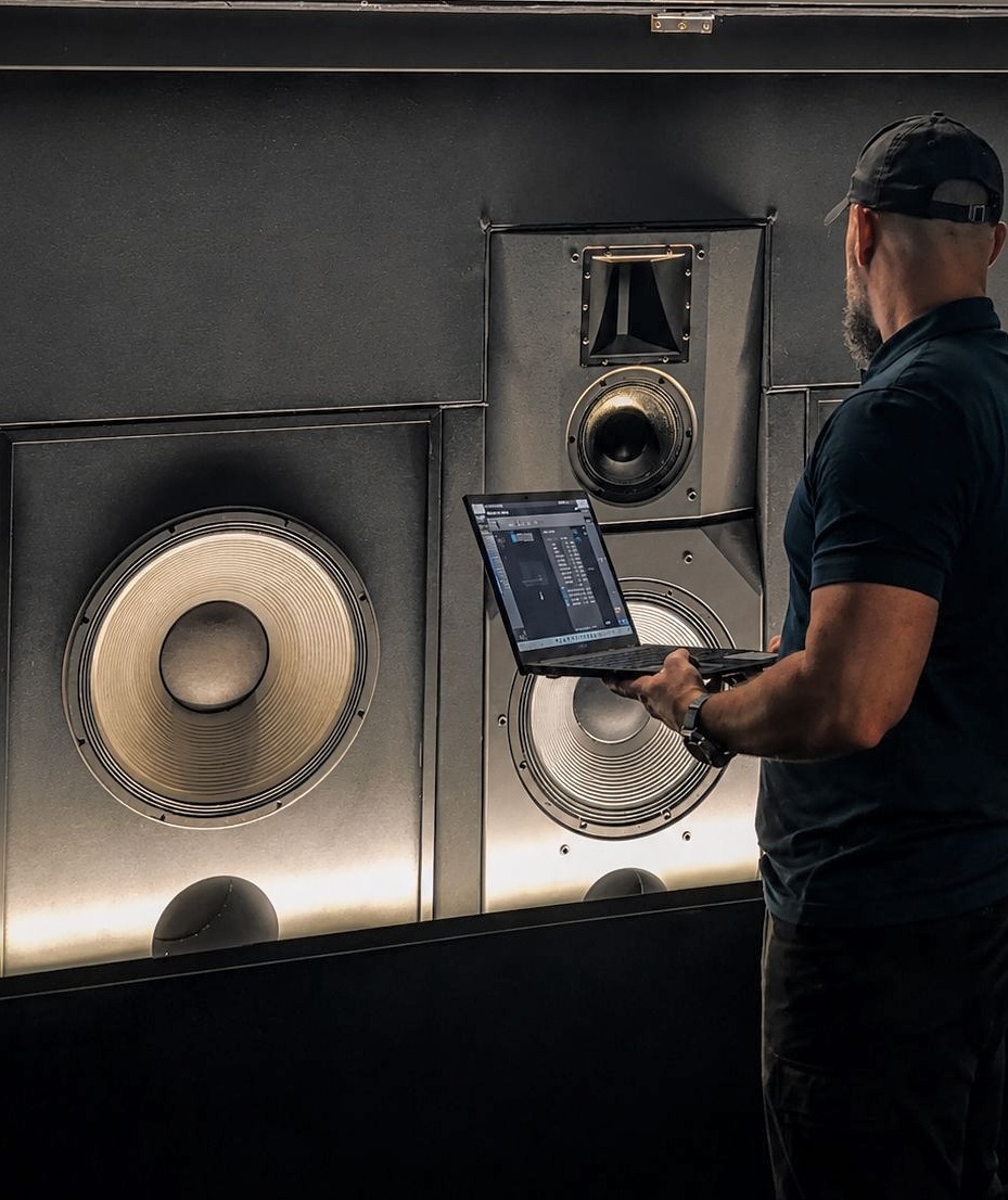 David Patrick dans son studio de mastering, devant ses moniteurs