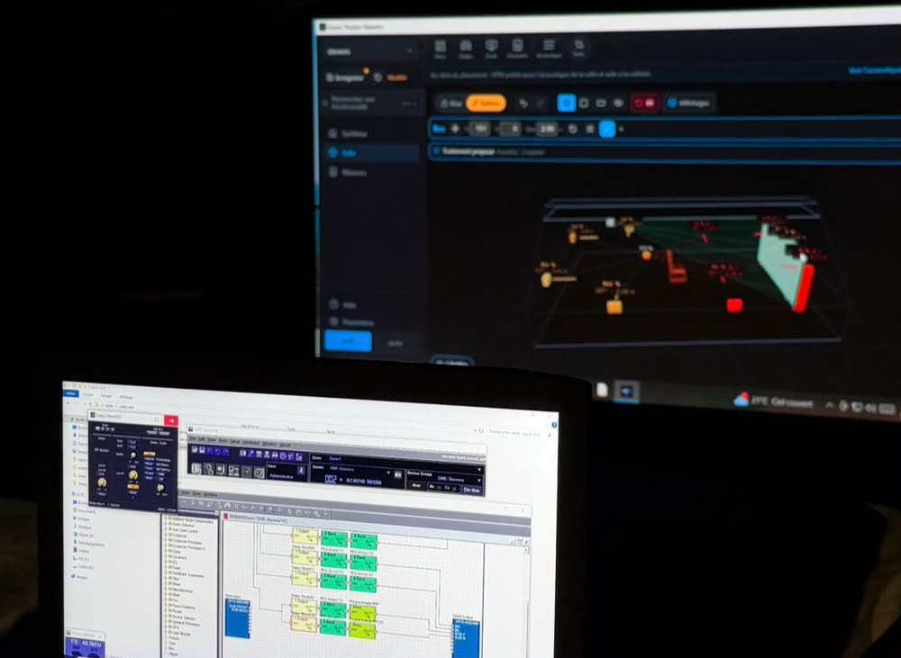 Poste de travail de Steven : la modélisation HTM sur le grand écran et la configuration du processeur audio sur un ordinateur portable