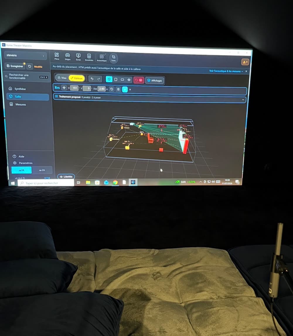 La salle de Steven affichée dans Home Theater Maestro sur le grand écran de la pièce